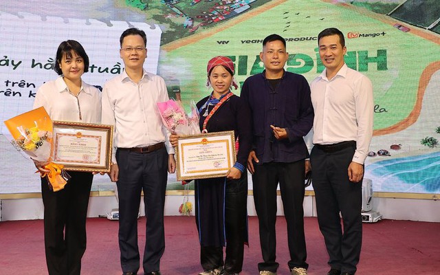Chị Thông và Gia đình Haha nhận giấy khen từ tỉnh Lào Cai, điều khiến cư dân mạng chú ý là