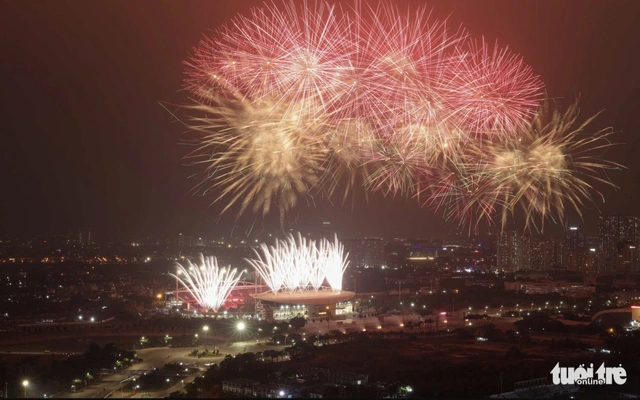 Trực tiếp: Bắn pháo hoa mừng Đại hội đại biểu toàn quốc lần thứ XIV của Đảng thành công