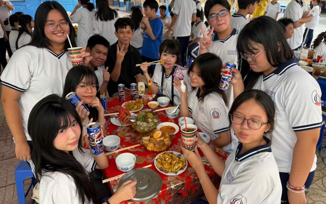 Teen Trường THPT Trần Khai Nguyên đi chợ, nấu ăn đón Tết