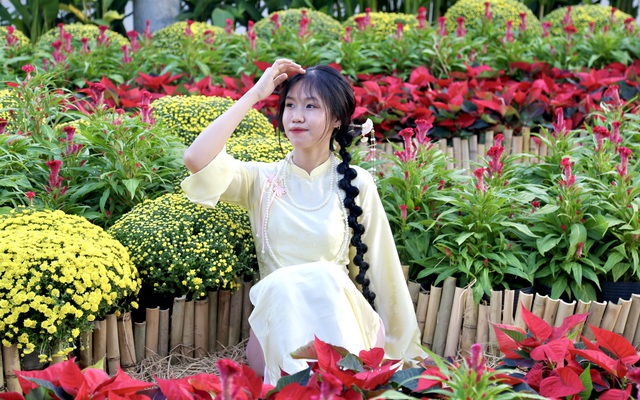 Đông đảo bạn trẻ ghé vườn hoa ga Ba Son chụp ảnh Tết