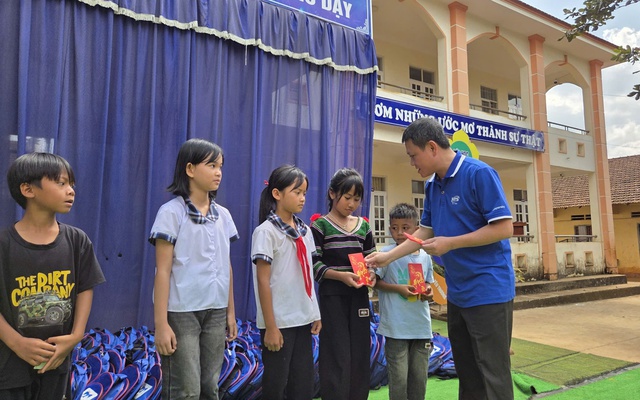 Quỹ Giáo dục Thiện Tâm trao tặng hai 'Tủ sách hiếu học' cho học sinh xã Bù Gia Mập