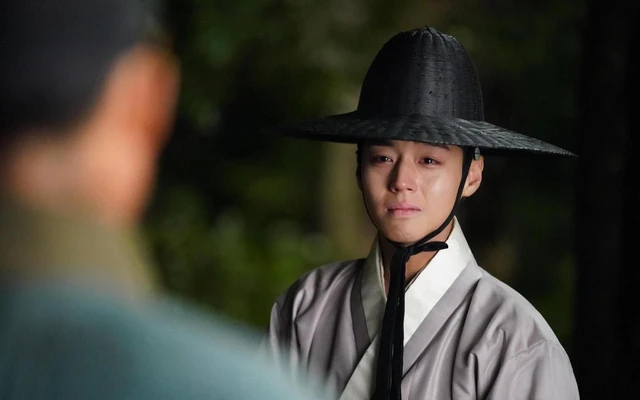 Ngoài Jisoo, idol nào lấn sân diễn xuất gây chú ý?