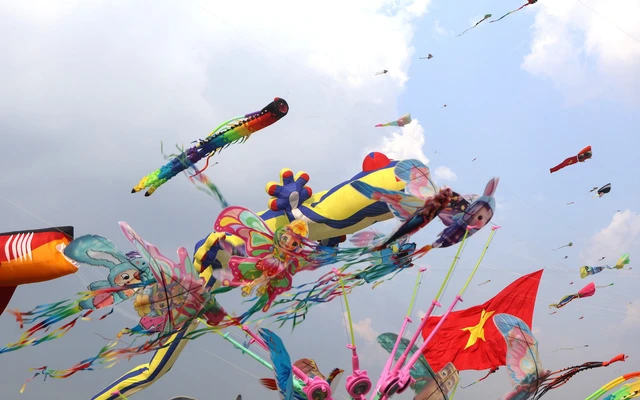 Cánh đồng diều Bà Canh rực rỡ sắc màu tại ngoại ô TP.HCM