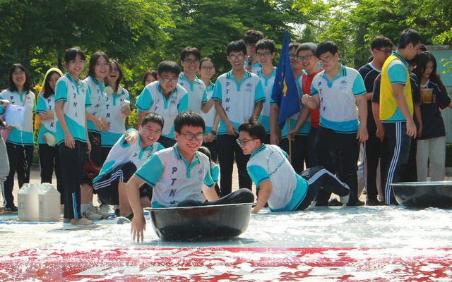 Teen Phổ thông Năng khiếu sôi nổi trò chơi tập thể trong Hội trại truyền thống