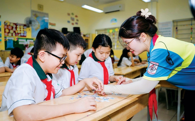 Tình yêu chiếc khăn quàng đỏ của nữ cán bộ Đoàn