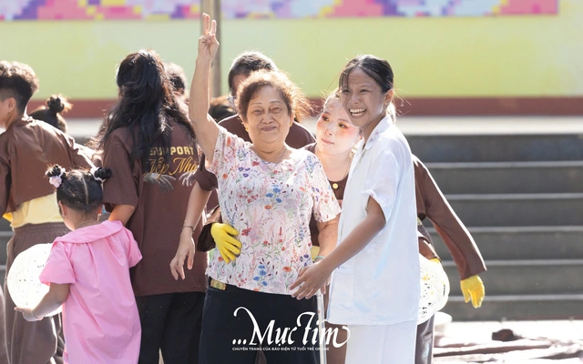 Đưa bà ngoại lên sân khấu, teen Trường THPT Hùng Vương thắng lớn hội thi flashmob 2026