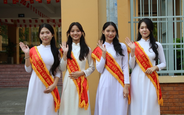 Hơn 400 học sinh lớp 9 trải nghiệm một ngày làm học sinh Trường THPT Tây Thạnh