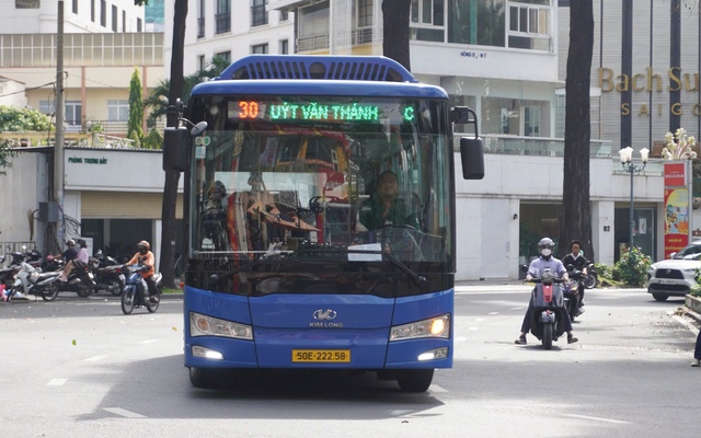 Tặng vé xe Tết cho 50 sinh viên đi xe buýt thường xuyên