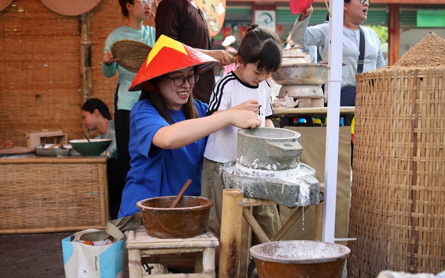 Ghé Thảo cầm viên, thử làm gốm, làm bánh tại Lễ hội Sắc màu Văn hóa