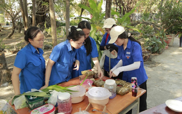 Teen THPT chuyên Hùng Vương gói bánh chưng, nhảy flashmob mừng 30 năm thành lập trường