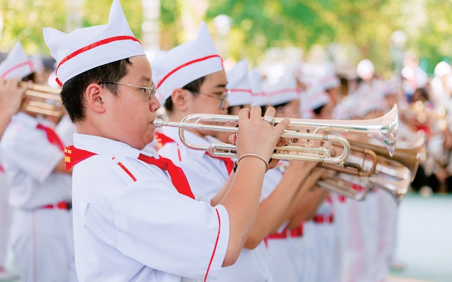 Những người âm thầm xây dựng đội hình nghi lễ, trống kèn