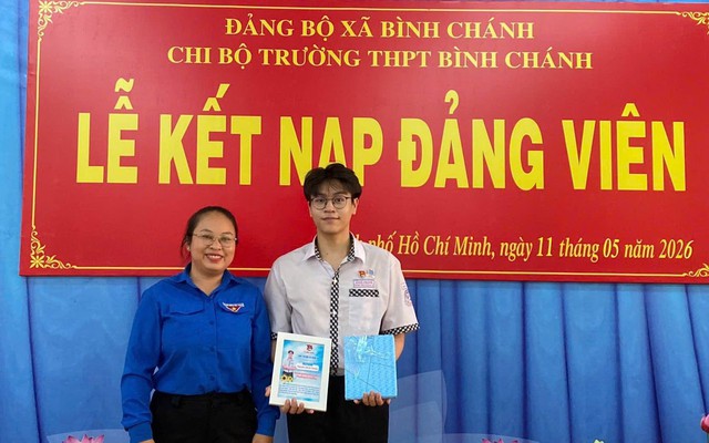 Học sinh Trường THPT Bình Chánh kết nạp Đảng ở tuổi 18