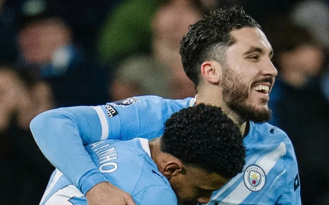 Thắng trận đá bù, Man City theo sát Arsenal