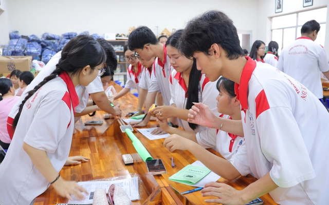 Học mà chơi, chơi mà học tại Sân chơi STEM liên môn Trường THPT Nguyễn Hữu Thọ
