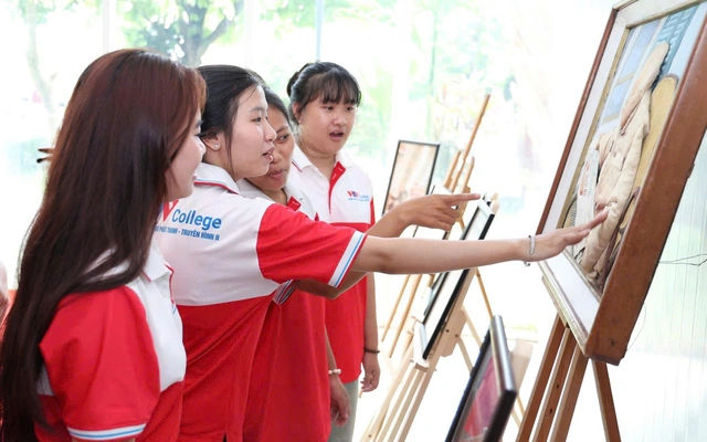 Sinh viên khám phá 50 năm Thành phố mang tên Bác qua những trang báo