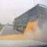  Video xe đầu kéo làm 3 tấn hạt bắp rơi vãi xuống đường cao tốc Hà Nội - Thái Nguyên