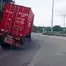  Khoảnh khắc xe đầu kéo rơi thùng container khi vào cua