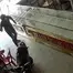 Camera ghi cảnh nghi phạm cướp tiệm vàng té chúi nhủi, bị chụp cổ ở Hóc Môn