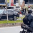  Người đàn ông dùng đá đập phá ô tô Mercedes giữa đường ở Thủ Đức