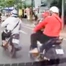  Video thanh niên đạp ngã xe người khác ngay trước đầu ô tô ở Thủ Đức, công an đang xác minh