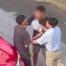 Xác minh video 2 cha con đi ô tô 'khống chế' một thanh niên sau va chạm xe
