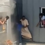  Video người đàn ông đứng bên mép cửa sổ tòa nhà, cứu nhiều trẻ em trong hỏa hoạn