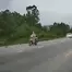  Camera ghi khoảnh khắc ô tô mất lái tông hai xe máy rồi rớt xuống sông