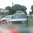  Tài xế lái ô tô lấn làn còn vung chân đá người khác khi bị nhắc nhở