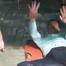 Người đàn ông đi tất xanh nằm trên vỉa hè ở Hà Nội có biểu hiện bất thường