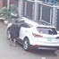  Bé trai 12 tuổi lái ô tô qua nhiều con hẻm, chủ xe đăng clip cảnh báo
