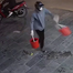  Camera ghi cảnh hai người ném dầu nhớt thải vào cửa hàng ở Nghệ An