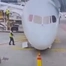  Video Boeing 787 mới tinh bất ngờ sập càng khi hành khách sắp lên máy bay