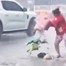 Video người phụ nữ trút rác ra đường giữa lúc mưa tầm tã