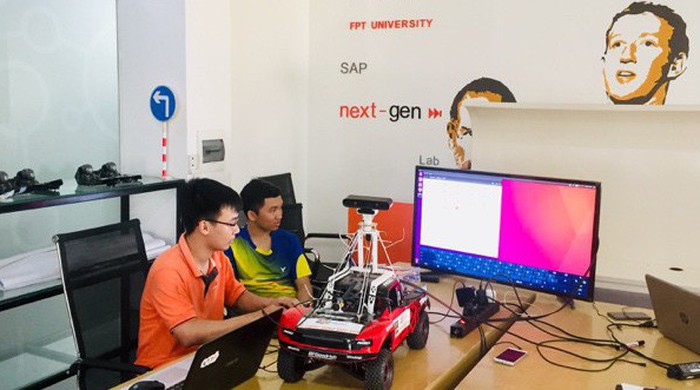Sinh viên đang thực hành tại phòng Lab