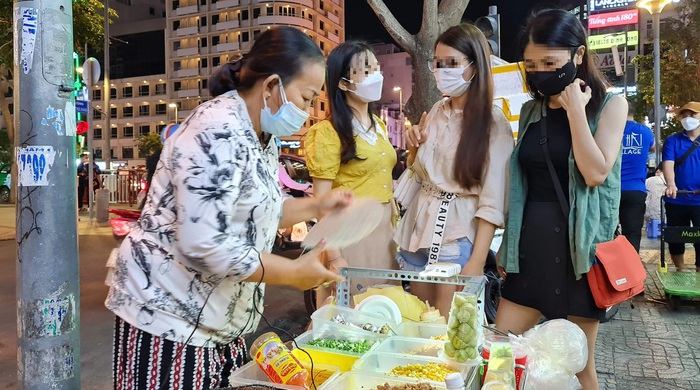 Minh Hà là một cô gái trẻ đang phải đối mặt với nhiều biến động trong công việc và cuộc sống