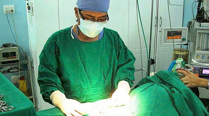 Bé Gái Bị Ngã Chảy Máu Vùng Kín