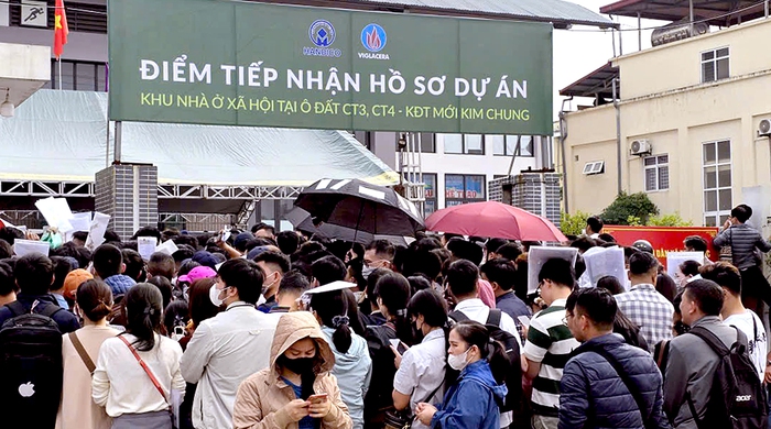 Người xếp hàng xuyên đêm mua nhà ở xã hội: Niềm hy vọng an cư của nhiều  người - Tuổi Trẻ Online