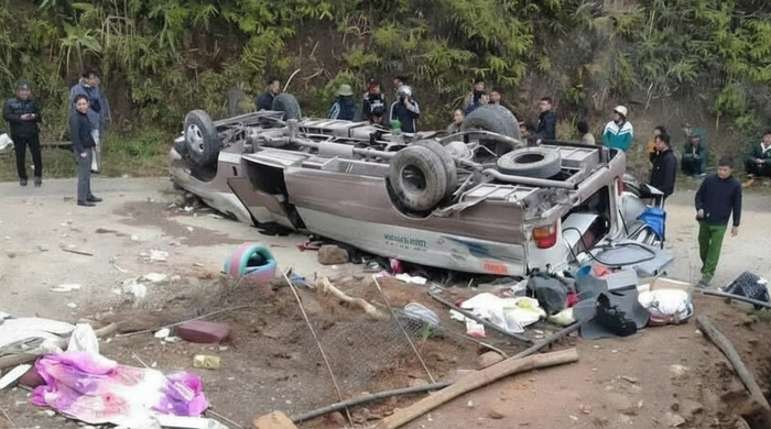 Lật xe chở đoàn từ thiện ở Lào Cai, 9 người chết, 8 người bị thương - Tuổi Trẻ Online