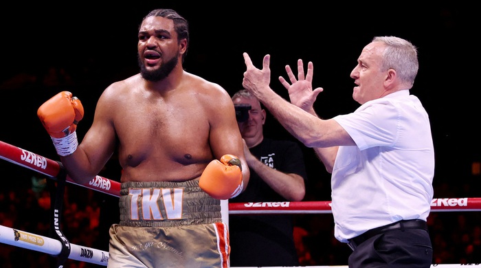 nam trọng tài bị hạ knock-out tức thì