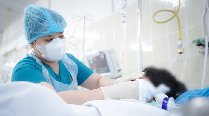 Bé trai 10 tuổi hôn mê sau khi bị cành cây rơi trúng đầu - Tuổi Trẻ Online