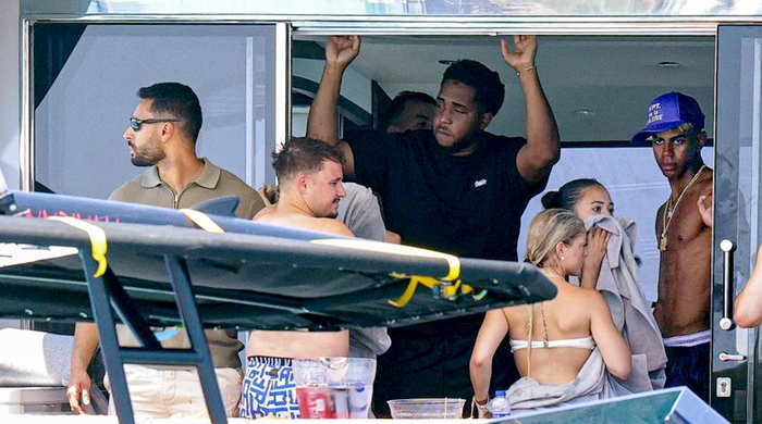 Yamal mời 8 cô gái đến du thuyền sang chảnh - Tuổi Trẻ Online