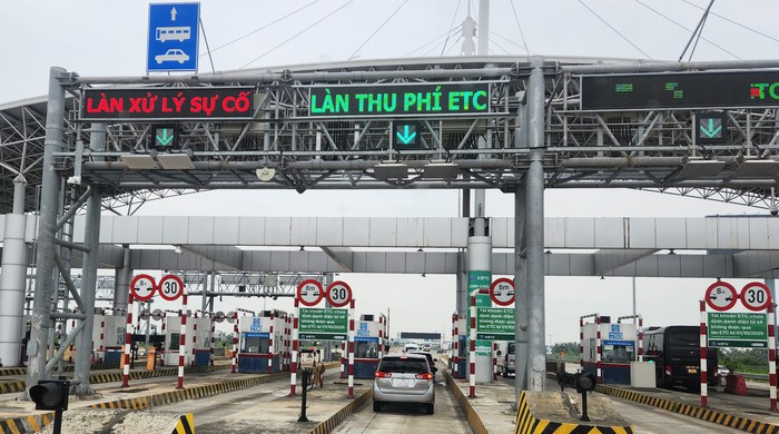 Từ 1-10, ô tô phải chuyển sang tài khoản giao thông để qua trạm thu phí -  Tuổi Trẻ Online