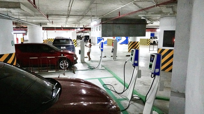 Chung cư 'nhà mình' cho sạc xe điện: Người dân thấy tiện, sẵn sàng chuyển đổi xanh - Tuổi Trẻ Online
