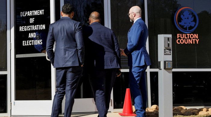 FBI bất ngờ đột kích văn phòng bầu cử bang Georgia, thu giữ hàng trăm thùng phiếu năm 2020 - Tuổi Trẻ Online