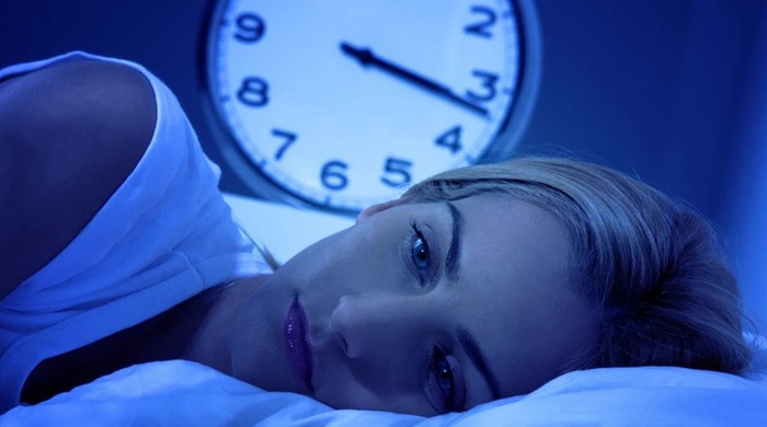 Một người thức dậy giữa đêm và vấn đề giấc ngủ