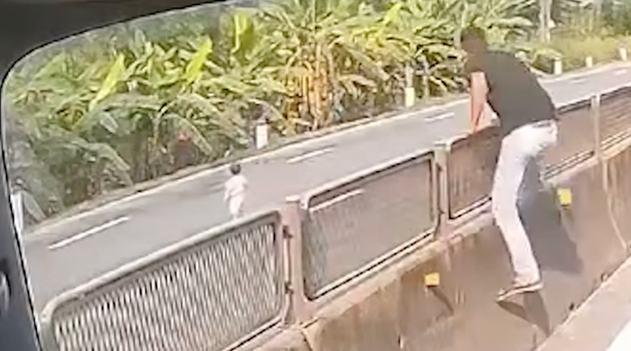 Cảm phục tài xế nhanh trí cứu bé gái hơn 1 tuổi lững thững băng qua quốc lộ - Tuổi Trẻ Online