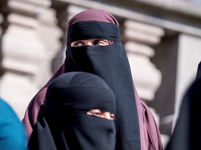 Đan Mạch không cho đeo mạng che mặt ở ngoài đường ...