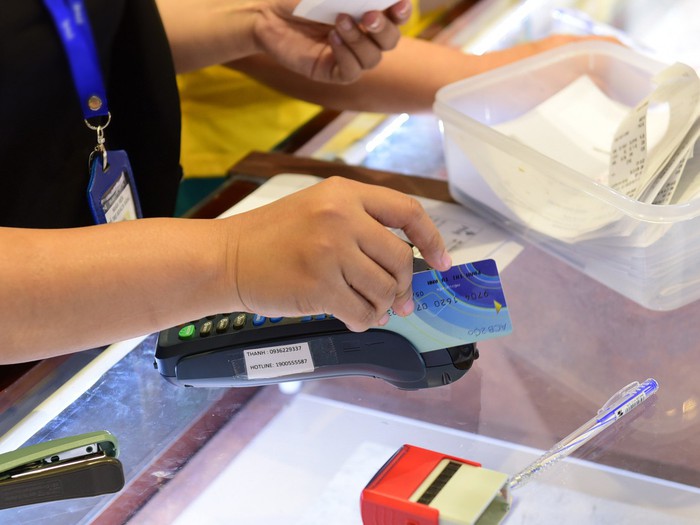 Nở rộ Dịch vụ gi&aacute; rẻ gi&uacute;p r&uacute;t tiền mặt từ thẻ t&iacute;n dụng - Tuổi Trẻ Online