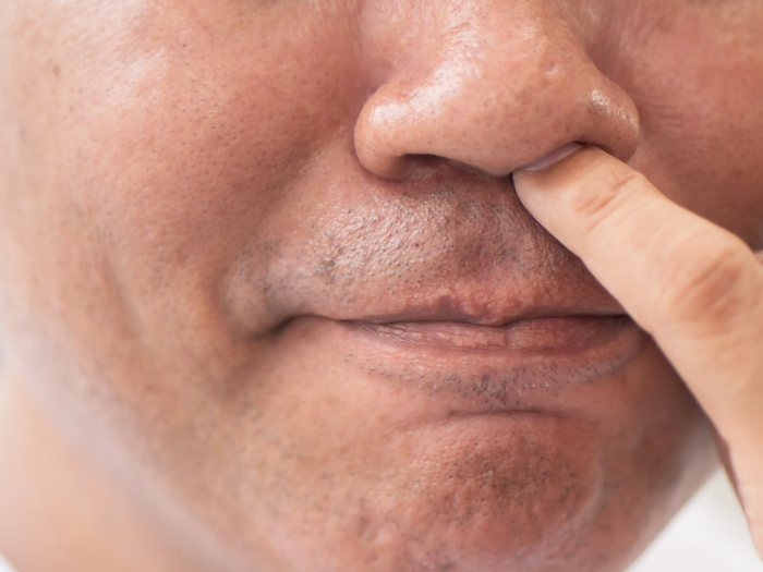 Nghiên cứu mới: Ngoáy mũi thường xuyên có thể gây bệnh Alzheimer - Tuổi Trẻ Online