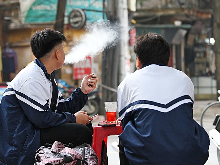 Nguy cơ tiềm ẩn của thuốc lá điện tử - Hồi chuông cảnh báo và giải pháp phòng ngừa từ sớm 1 Ma túy 'đội lốt' trong thuốc lá điện tử, nhập viện suy đa tạng - Tuổi Trẻ Online